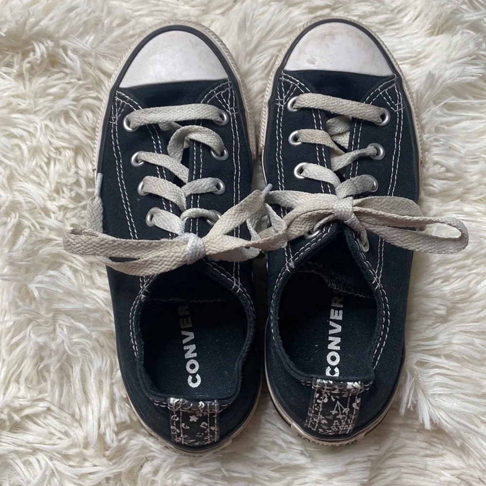 Converse Black Low Cut White Lace Up Sneakers Kid’s Size 1 Excellent Condition